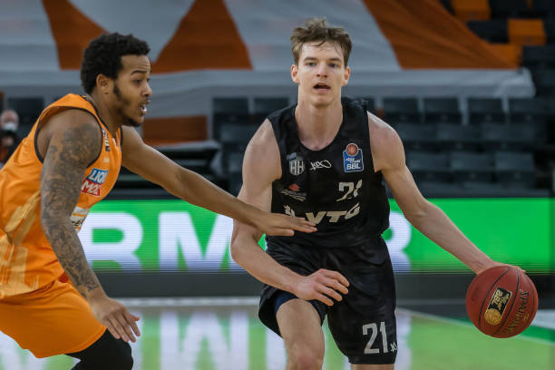 频被对手利 频被对手利